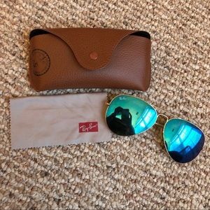 Ray Ban Aviators. Blue mirror